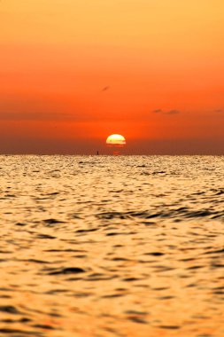 Denizde güzel gün batımı. Ön planda deniz. 