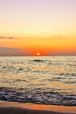 Denizde güzel gün batımı. Ön planda deniz.