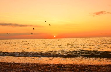 Denizde güzel gün batımı. Ön planda deniz. 