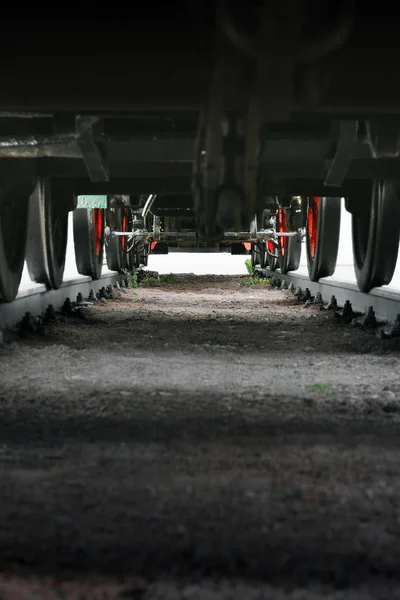 Tren yakın çekim. Aşağıdan trenin görünümü — Stok fotoğraf