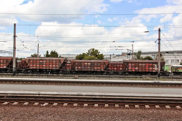 Smela, ukraine - 31. Juli 2019: Güterzug. Langer Zug am Bahnhof. — Stockfoto