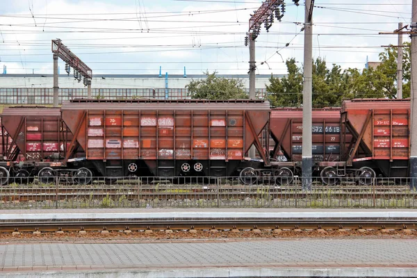 Smela, Ukrayna - 31 Temmuz 2019: Yük treni. İstasyonda uzun tren. — Stok fotoğraf