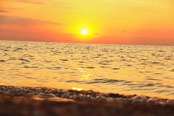 Denizde güzel gün doğumu. Ön planda deniz. Arka plan