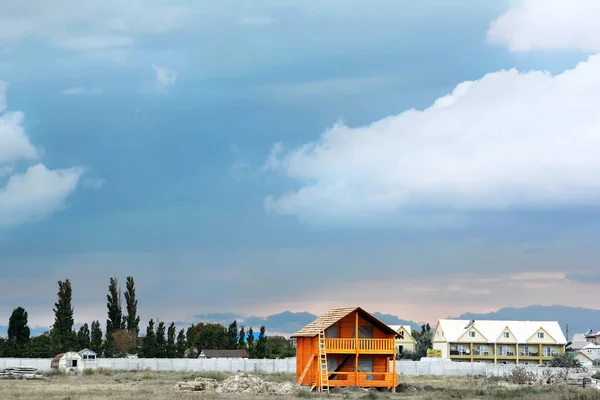 Maison en bois contre le ciel. Maison près de la mer — Photo