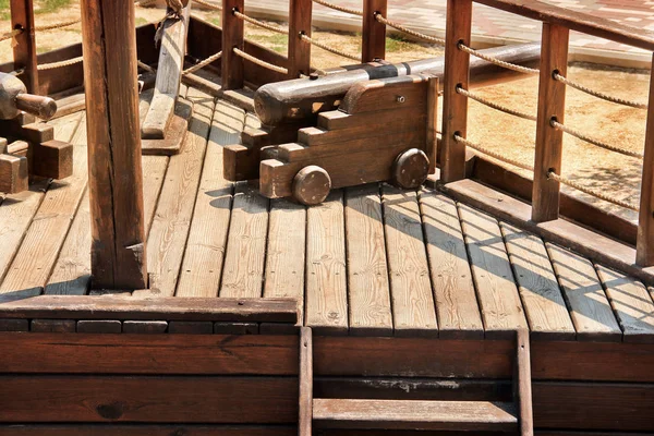 Το παλιό πλοίο. Μέρος ενός ξύλινου πλοίου. Όπλα σε ένα πλοίο. — Φωτογραφία Αρχείου