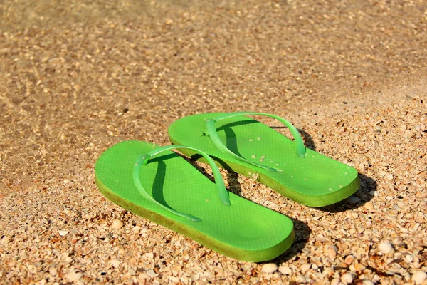 Шлепанцы на берегу моря. Обувь у моря — стоковое фото