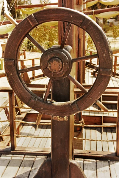 Το παλιό πλοίο. Το πηδάλιο του πλοίου. Τιμόνι πλοίου — Φωτογραφία Αρχείου