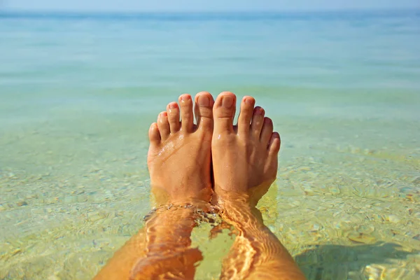 Красивые женские ноги в воде. Саммер. Расслабление — стоковое фото