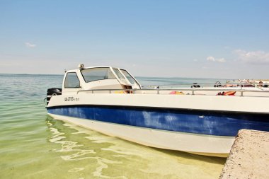 Kherson, Ukrayna - 6 Ağustos 2019: Tekne sahilde. Denizde tatil