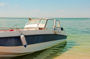 Kherson, Ukrayna - 6 Ağustos 2019: Tekne sahilde. Denizde tatil