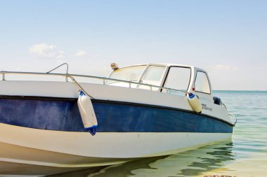 Kherson, Ukrayna - 6 Ağustos 2019: Tekne sahilde. Denizde tatil