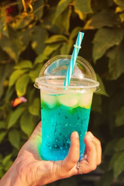 Bir kızın elinde kokteyl. Elinde sulu içki