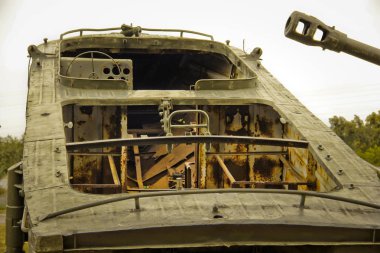 Pereyaslav-Khmelnitsky, Ukrayna - 11 Ağustos 2019: Eski askeri teçhizat. Soyut fotoğraf. Eski tekne