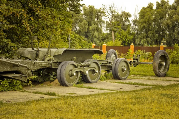 Perejaslav-Khmelnitsky, Oekraïne-11 augustus 2019: oude militaire apparatuur. Abstracte foto. Oude transport — Stockfoto