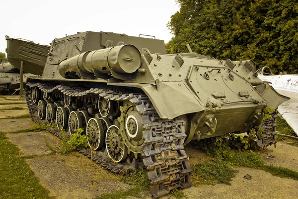우크라이나 페레야슬라프-크멜니츠키 - 2019년 8월 11일: 오래된 군사 장비. 추상 사진입니다. 오래된 탱크 — 스톡 사진