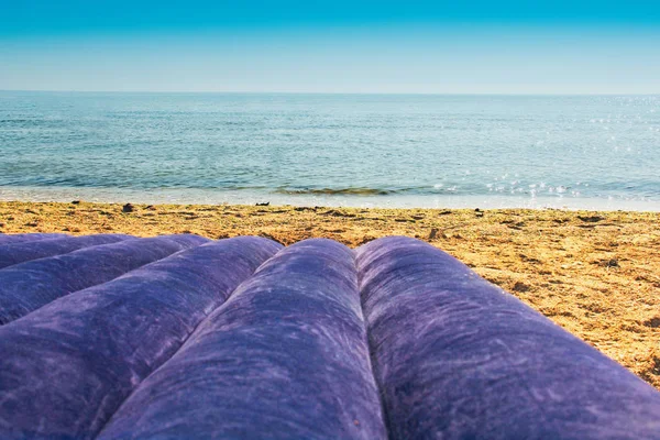 Materasso in riva al mare. Vacanze al mare . — Foto Stock