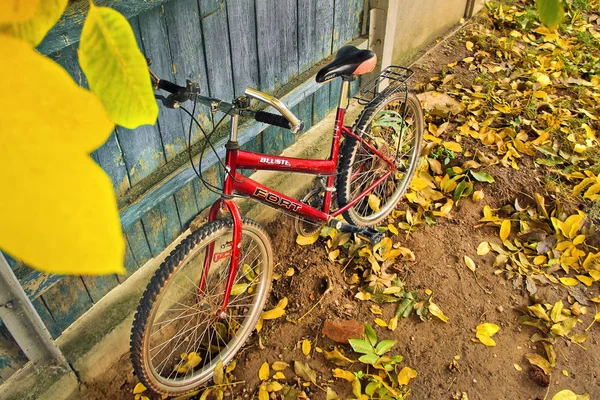Chernihiv, Ukraine - October 4, 2019: Bicycle and autumn. Foreground leaves — Stock Photo, Image