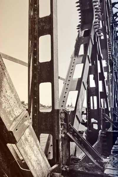 El puente metálico. Gran diseño. Puente viejo —  Fotos de Stock