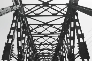 Metal köprü. Siyah beyaz fotoğraf. Eski köprü