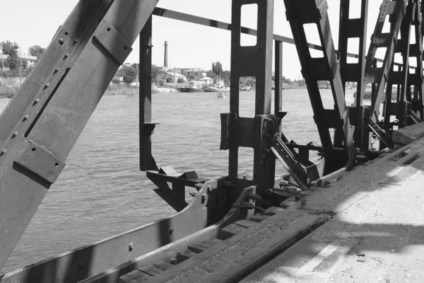 The metal bridge. Black and white photo. Old bridge — Stock Photo, Image