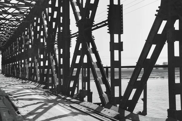 El puente metálico. Foto en blanco y negro. Puente viejo —  Fotos de Stock