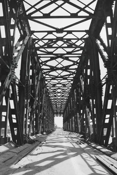 Die Metallbrücke. Schwarz-Weiß-Foto. alte Brücke — Stockfoto