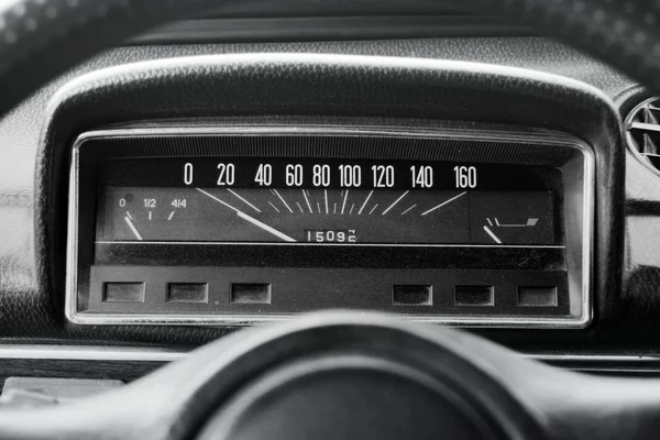 Araba konsolu, aydınlatma paneli, hız göstergesi. Siyah ve beyaz — Stok fotoğraf