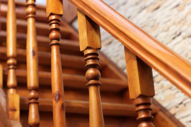 Merdivenler. Tahta bir merdivenin korkuluğu