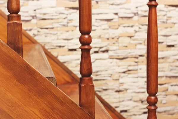 Escaleras. Barandilla de una escalera de madera — Foto de Stock