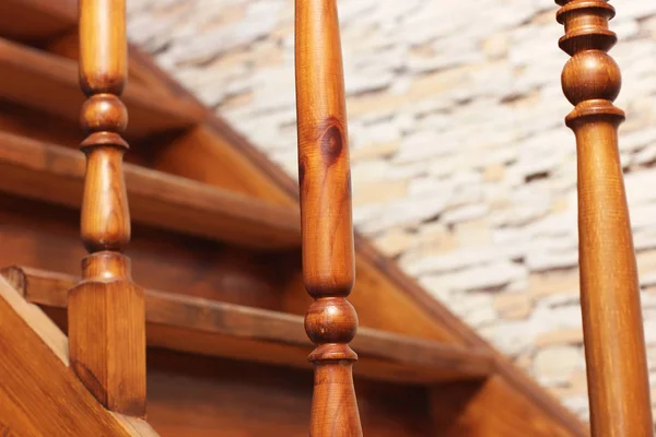 Schody. Balustrada schodów drewnianych — Zdjęcie stockowe