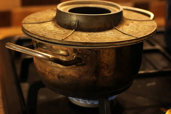 Стара сковорода на газовій плиті — стокове фото