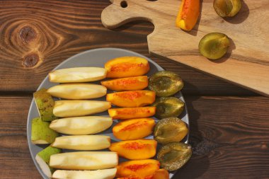 Tabakta meyve var. Doğranmış meyve. Erik, şeftali, elma ve armut