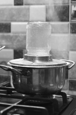 Gaz ocağındaki eski tava.