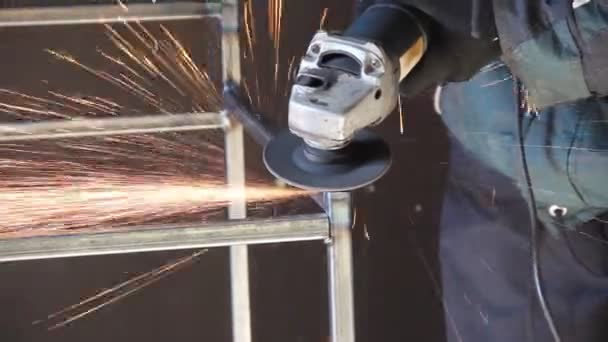 Homme Travaille Avec Une Meuleuse Angle Des Étincelles Broyeur Processus — Video