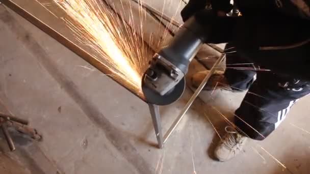 Чоловік Працює Кутовою Шліфувальною Машиною Іскри Ясорубки Процес Шліфування Металу — стокове відео