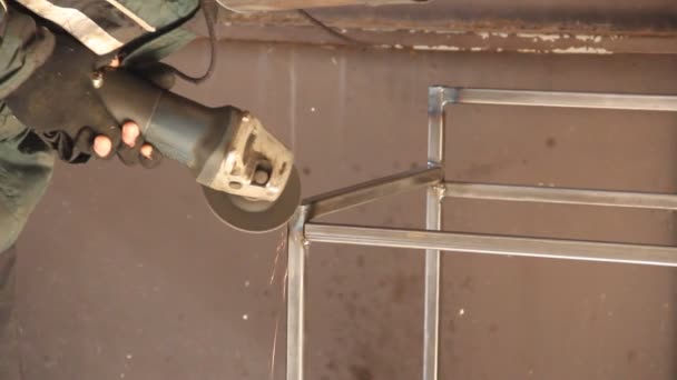 Uomo Lavora Con Una Smerigliatrice Angolare Scintille Dal Macinino Processo — Video Stock