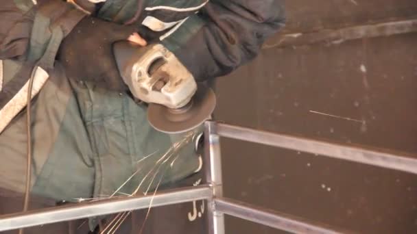 Homem Trabalha Com Moedor Ângulos Faíscas Moedor Processo Moagem Metal — Vídeo de Stock