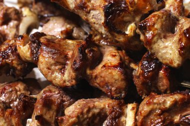 Izgara kebap. Kızarmış et ve soğan. Yemekten arkaplan. Domuz eti.