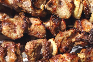 Izgara kebap. Kızarmış et ve soğan. Yemekten arkaplan. Domuz eti.