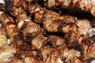 Izgara kebap. Kızarmış et ve soğan. Yemekten arkaplan. Domuz eti.