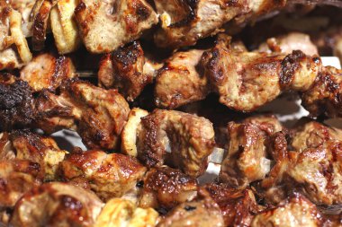 Izgara kebap. Kızarmış et ve soğan. Yemekten arkaplan. Domuz eti.