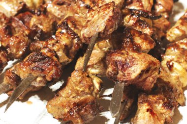 Izgara kebap. Kızarmış et ve soğan. Yemekten arkaplan. Domuz eti.