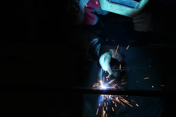 Chispas Soldadura Hombre Soldará Metal Lugar Trabajo Del Soldador Soldador —  Fotos de Stock