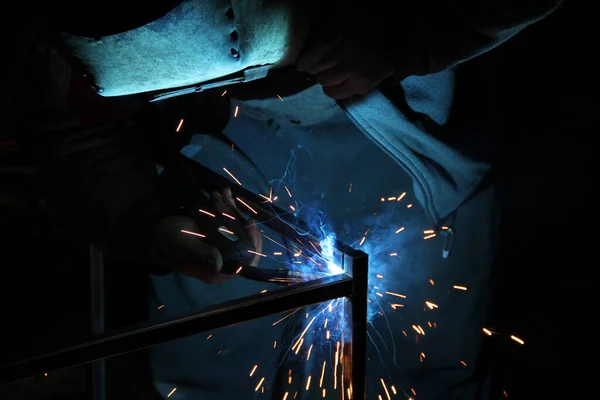 Funkenflug Beim Schweißen Ein Mann Schweißt Metall Arbeitsplatz Des Schweißers — Stockfoto