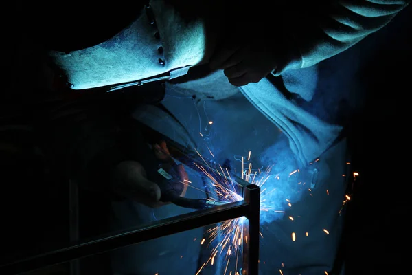 Faíscas Soldadura Homem Vai Soldar Metal Local Trabalho Soldador Soldador — Fotografia de Stock