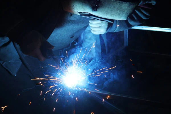 Chispas Soldadura Hombre Soldará Metal Lugar Trabajo Del Soldador Soldador —  Fotos de Stock