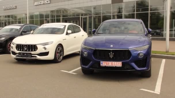 Kiev Ucrania Abril 2020 Dos Coches Lujo Maserati Levante Estacionados — Vídeos de Stock