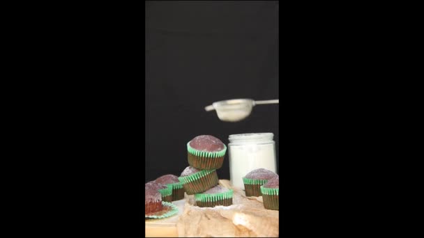 Homme Saupoudre Des Muffins Avec Sucre Poudre — Video