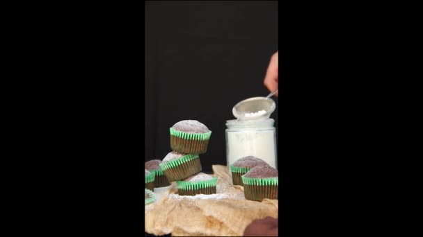 Homem Polvilha Muffins Com Açúcar — Vídeo de Stock
