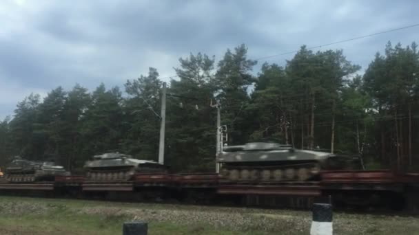 Chernihiv Ucrânia Maio 2020 Trem Floresta Carrega Equipamentos Militares Veículos — Vídeo de Stock